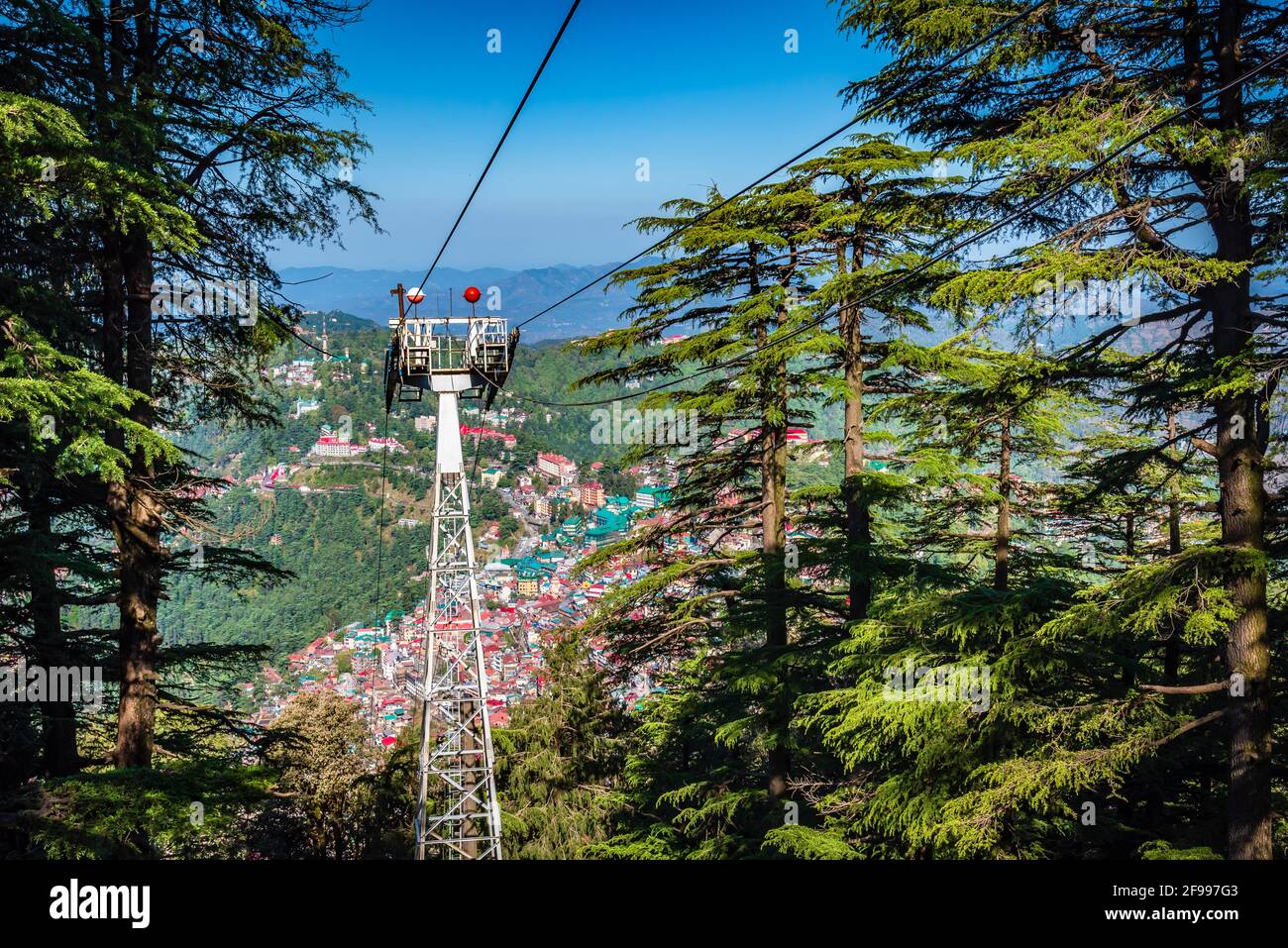 Vista dall'alto della città di Shimla dalla strada del tempio di Jakhu a Himachal Pradesh, India. Foto Stock