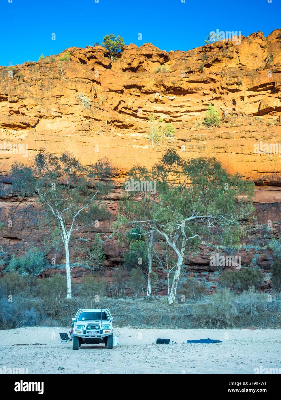 Campeggio in fuoristrada 4x4 lungo il letto asciutto di Lower Ellery Creek vicino a Finke Gorge. Territorio del Nord Foto Stock