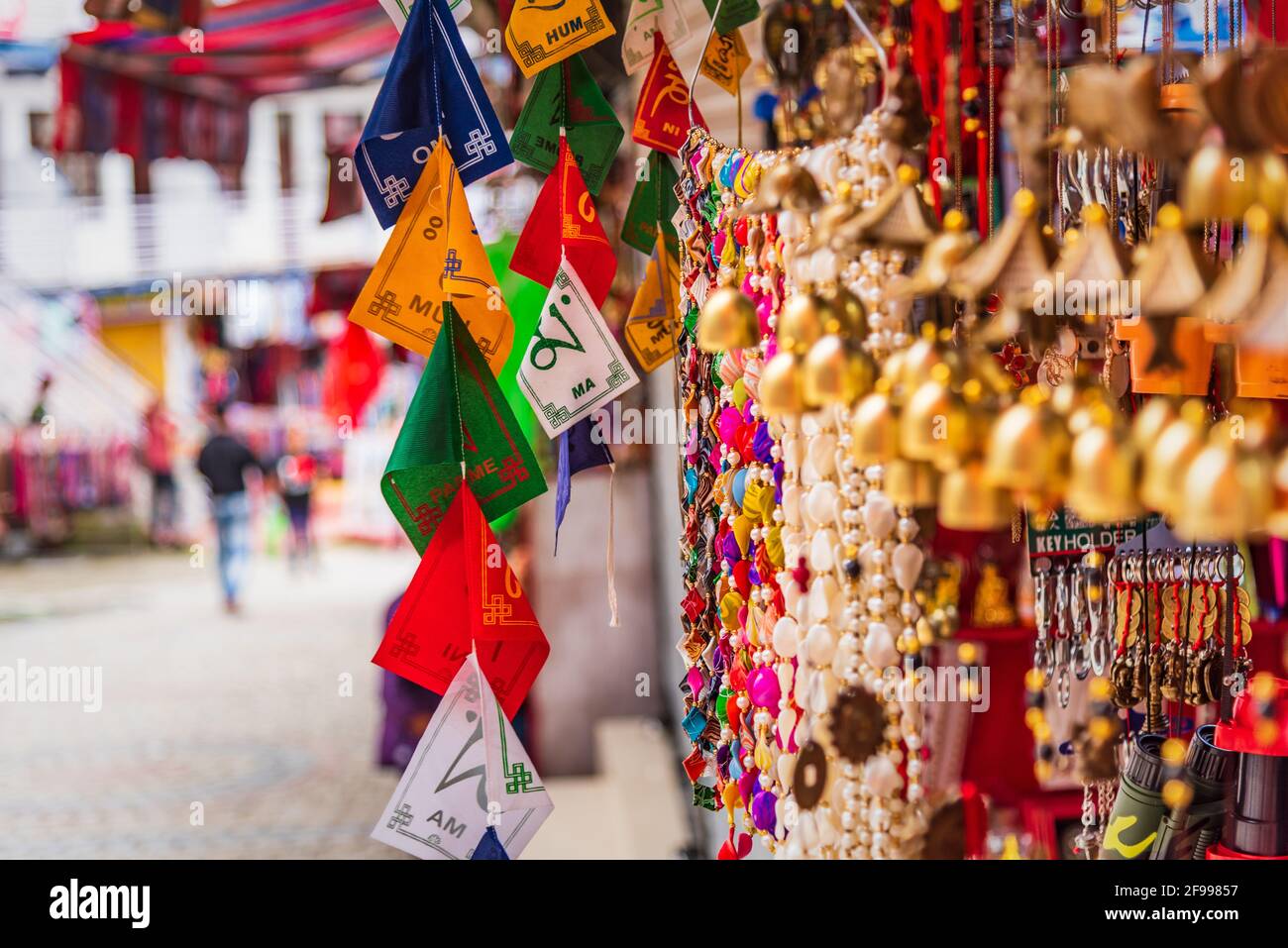 Bandiere di preghiera colorate con mantra 'Om mani Padme Hum' in Sanscrito che significa compassione, etica, pazienza, diligenza, rinuncia e saggezza in inglese Foto Stock