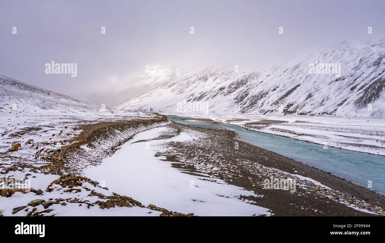 Neve coperta bellissimo paesaggio della valle del fiume Chandra in Spiti durante l'inverno. Spiti significa 'la Terra di mezzo' è un freddo deserto di montagna valle locat Foto Stock