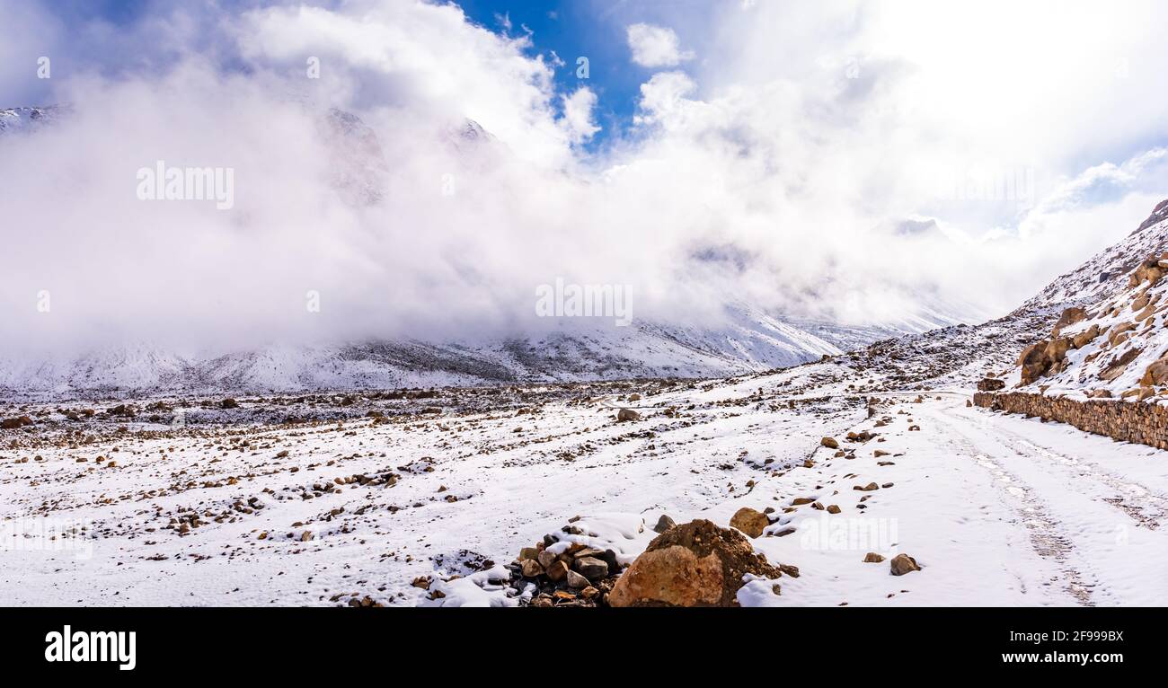 Neve coperta bellissimo paesaggio della valle del fiume Chandra in Spiti durante l'inverno. Spiti significa 'la Terra di mezzo' è un freddo deserto di montagna valle locat Foto Stock