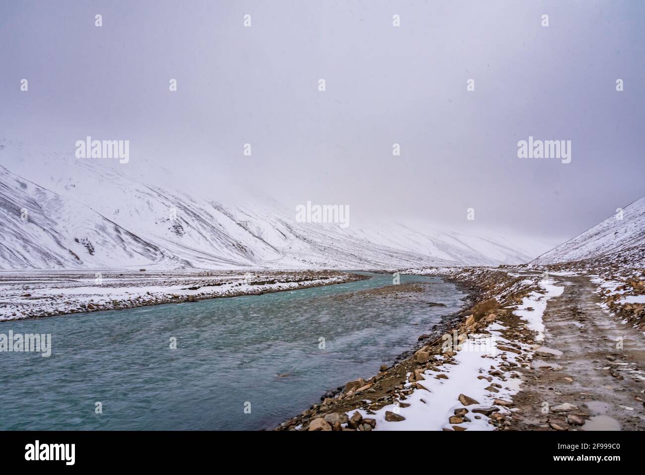 Neve coperta bellissimo paesaggio della valle del fiume Chandra in Spiti durante l'inverno. Spiti significa 'la Terra di mezzo' è un freddo deserto di montagna valle locat Foto Stock