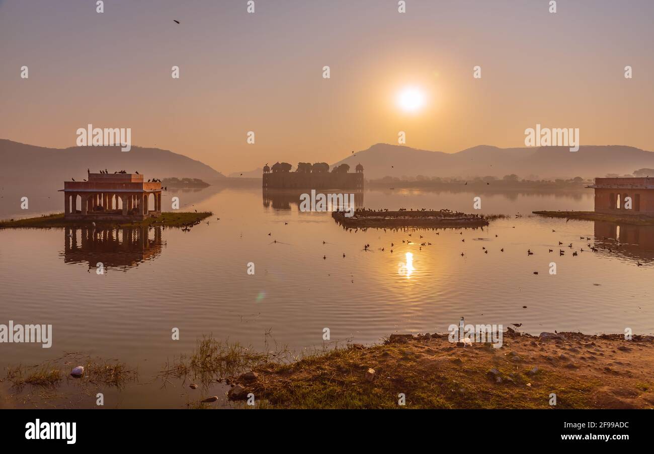 Vista panoramica durante l'alba presso il Jal Mahal 'Water Palace'. È una vetrina architettonica di stile Rajput nel lago di Man Sagar nella città di jaipur, t. Foto Stock