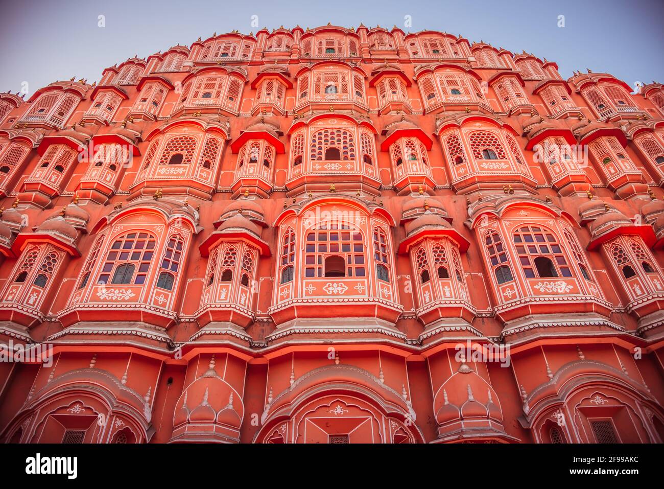 Hawa Mahal 'Palazzo dei Venti o Breeze' è un palazzo a Jaipur, India. Il suo patrimonio culturale e architettonico è un vero riflesso della fusione di Hindu Raj Foto Stock
