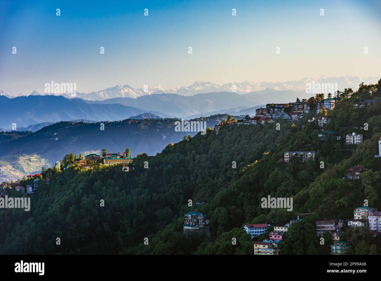 Splendida vista panoramica sulla città di Shimla, la capitale dello stato di Himachal Pradesh, situato nel mezzo di Himalaya dell'India. Foto Stock