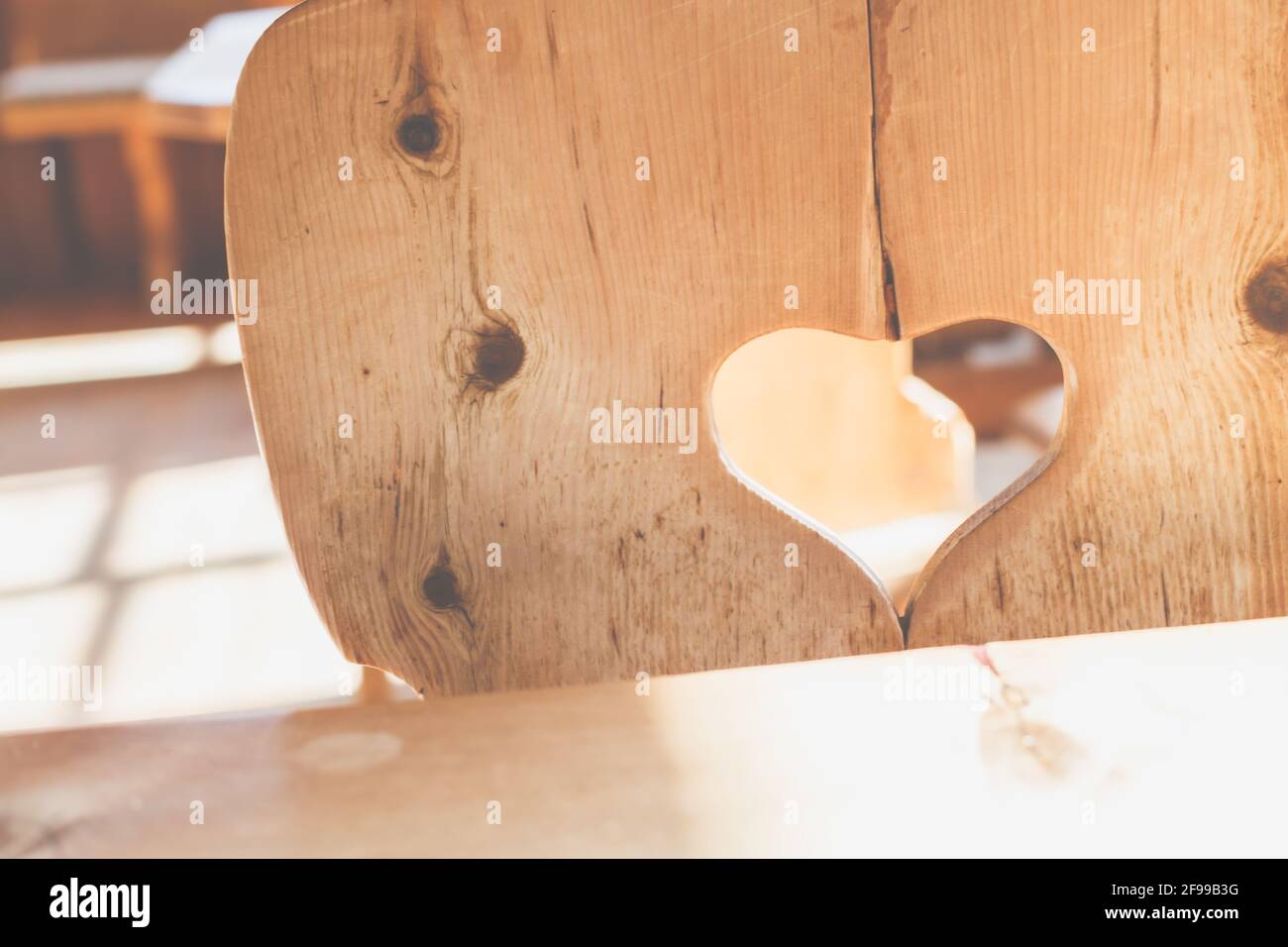 Rustica intimità, sedie in legno - bavarese, primo piano, seduta con un cuore Foto Stock