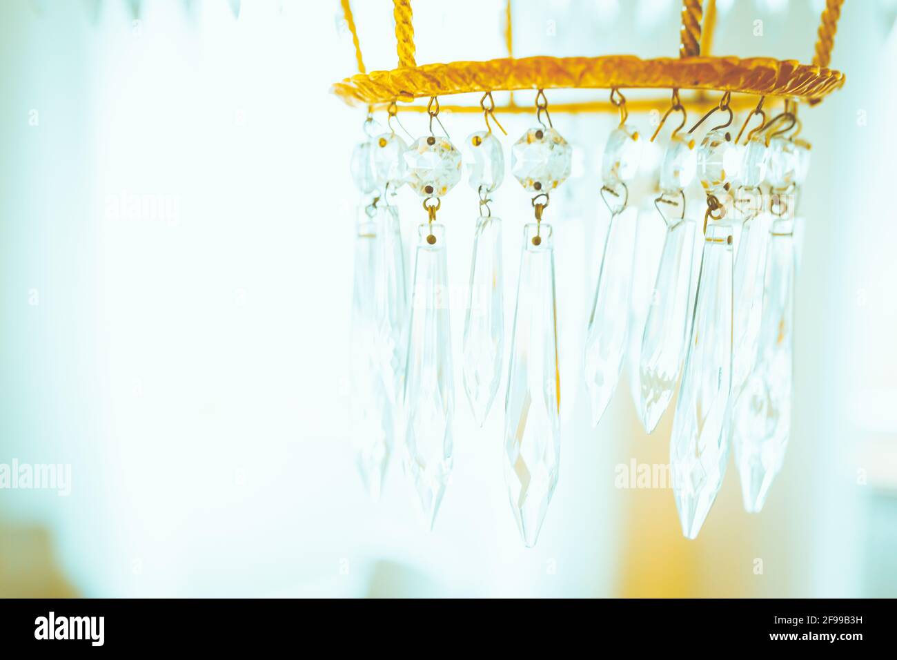 Scintillante lampadario in oro con perle Foto Stock