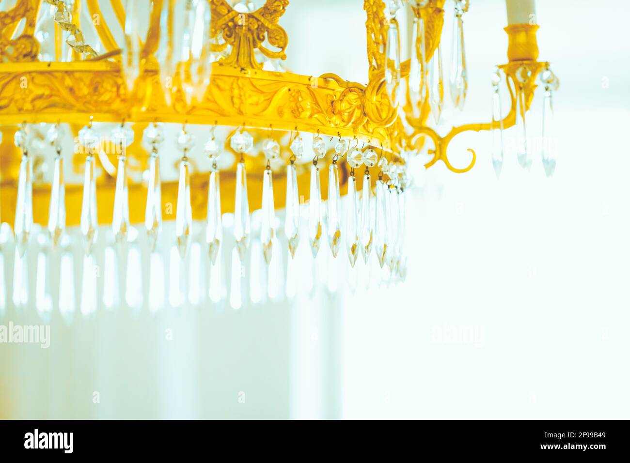 Scintillante lampadario in oro con perle Foto Stock