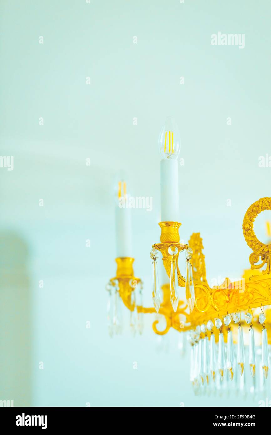 Scintillante lampadario in oro con perle Foto Stock