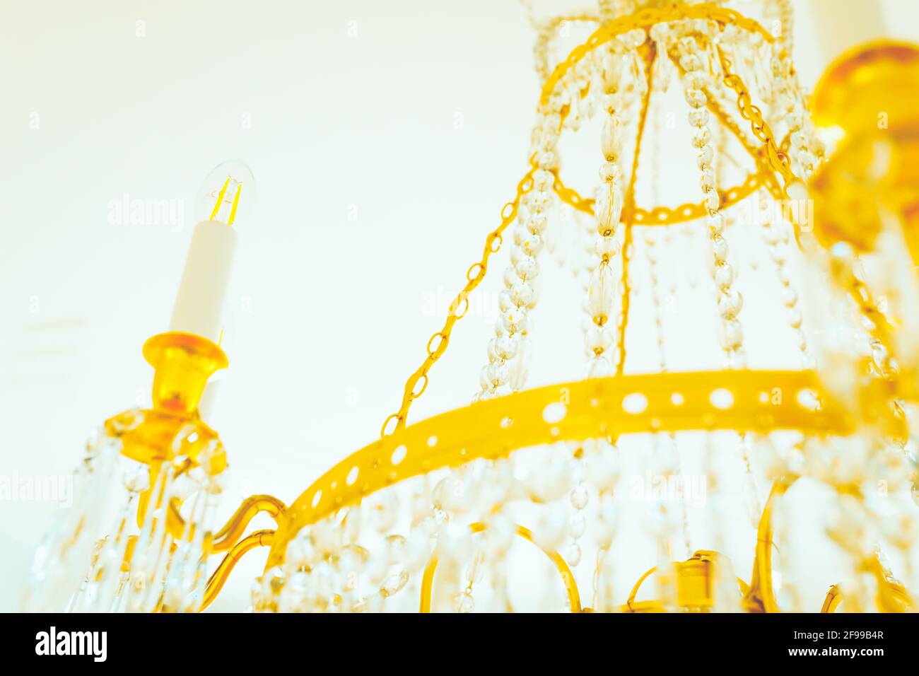 Scintillante lampadario in oro con perle Foto Stock