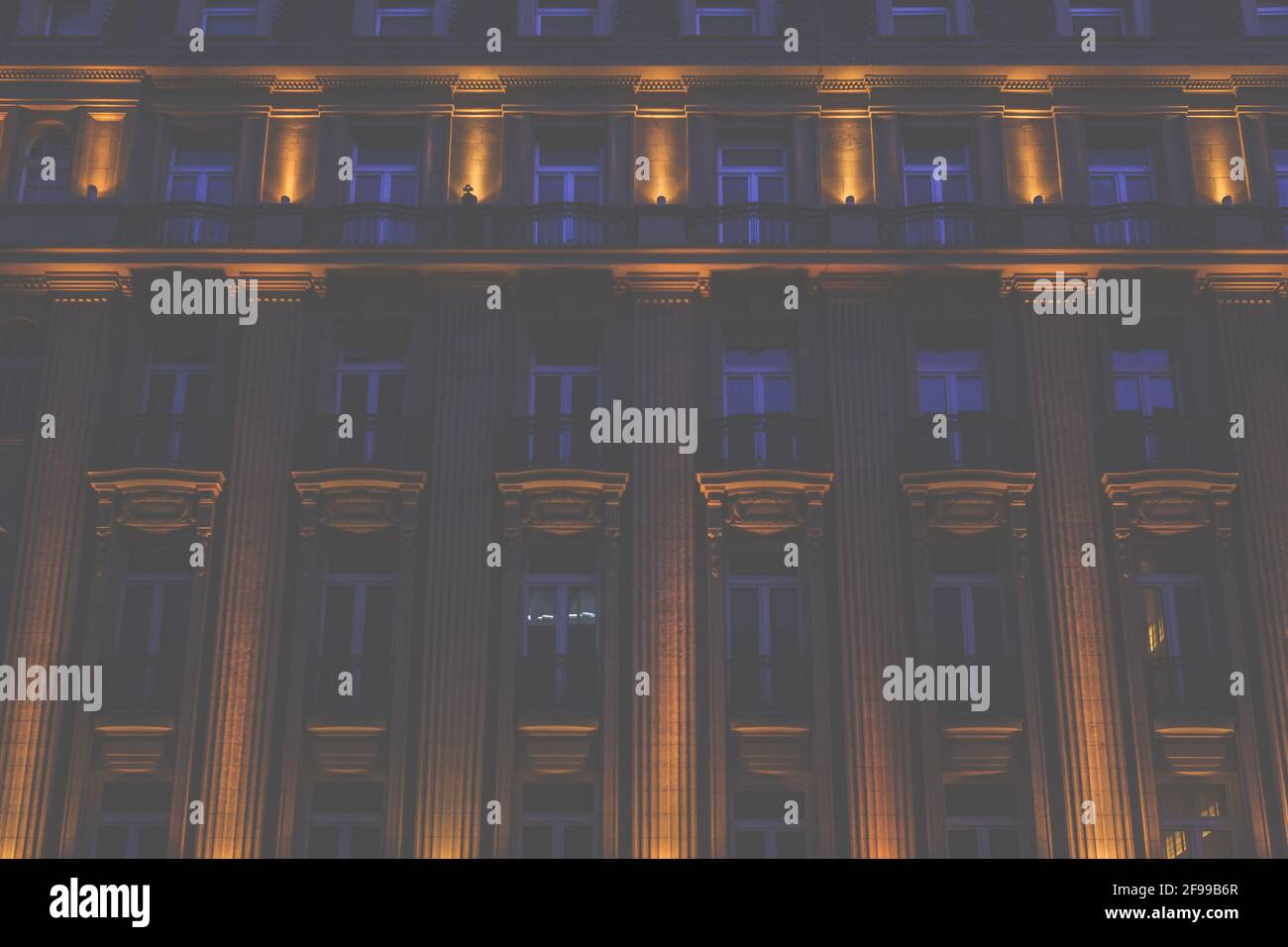 Facciata esterna illuminata di una casa in stile classico di notte, Colonia, Germania, Europa Foto Stock