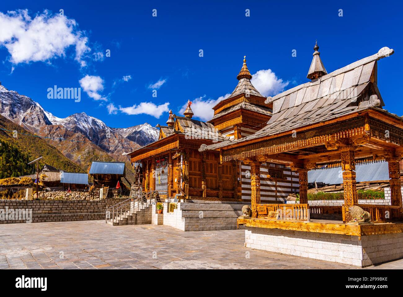 Tempio mathi di architettura Kinnauri 500 anni a Chitkul, Himachal Pradesh, India. Foto Stock