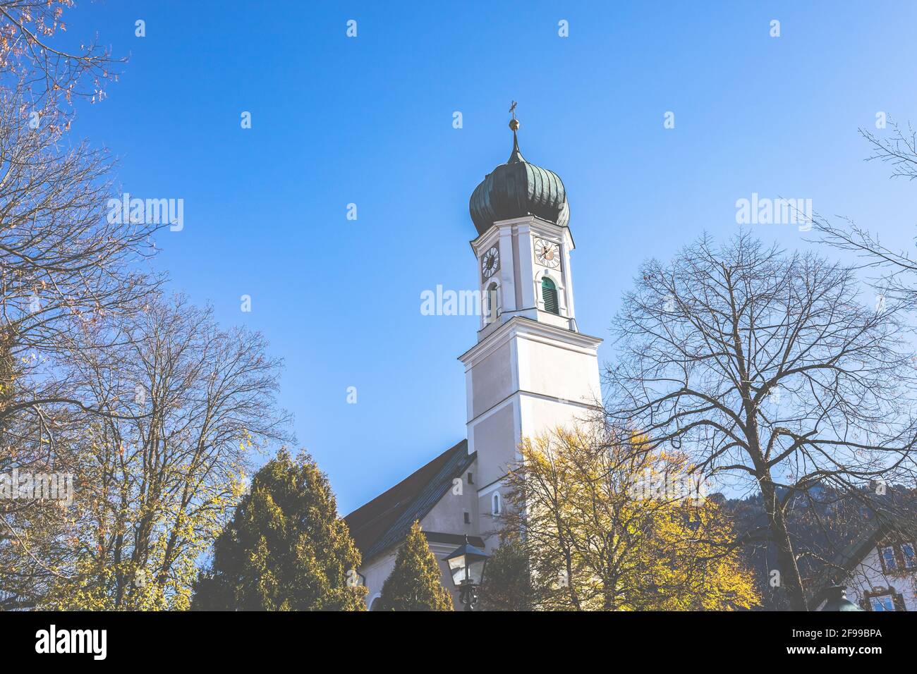 Vista sul villaggio - Oberammergau - San Pietro e Paolo, classica chiesa a cipolla in Baviera. Foto Stock