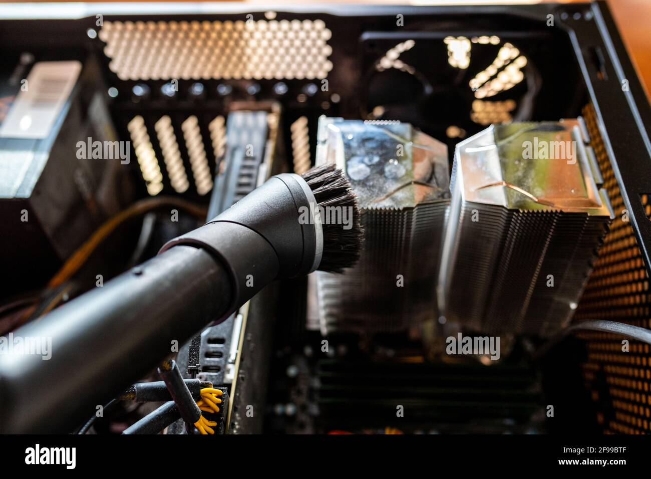 L'interno di un PC viene pulito con un aspirapolvere. Alloggiamento,  pulizia, fai da te Foto stock - Alamy