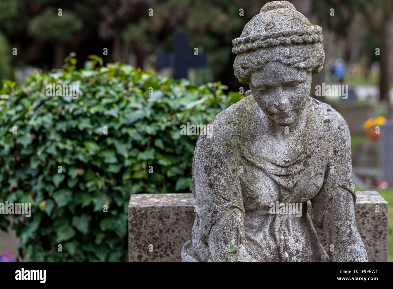 Statua di donna malinconica in un cimitero Foto Stock