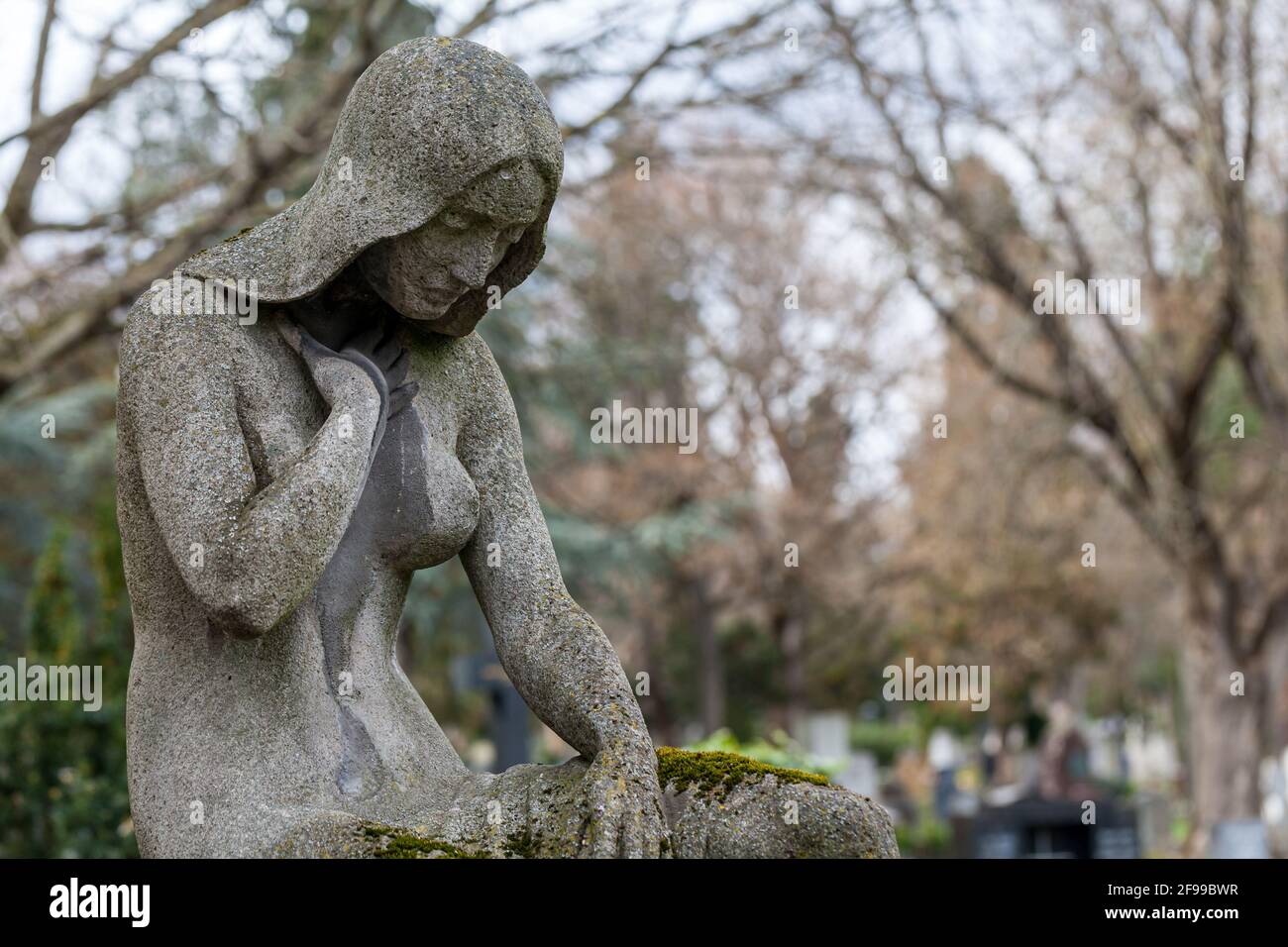Statua di donna malinconica in un cimitero Foto Stock
