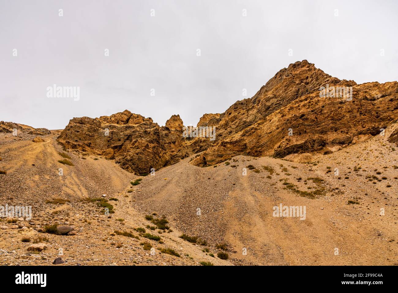 Il vento eroso paesaggio in arido deserto freddo di Lahaul Spiti in Trans Himalaya. Il vento erode la superficie della Terra mediante deflazione, cioè la rimozione di grano sciolto e fine Foto Stock
