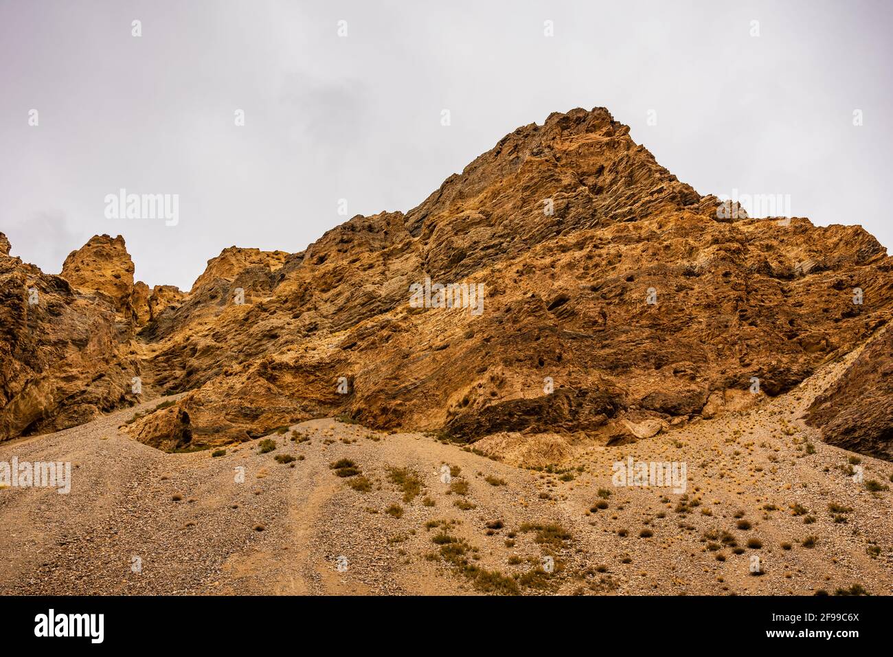 Il vento eroso paesaggio in arido deserto freddo di Lahaul Spiti in Trans Himalaya. Il vento erode la superficie della Terra mediante deflazione, cioè la rimozione di grano sciolto e fine Foto Stock