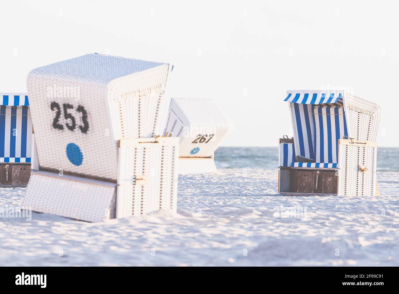 Estate, sole, spiaggia e mare, sedie a sdraio sul Mare del Nord. Foto Stock