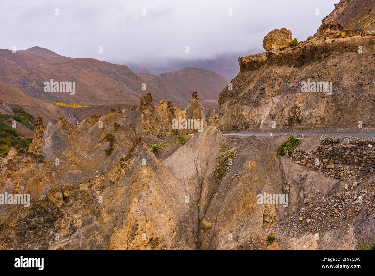 Vista dalla strada collinare di montagna Hindustan Tibet strada che viaggia attraverso i pinnacoli sono una forma geologica di ripide colonne di rocce rimaste con il tempo di ghiaccio Foto Stock