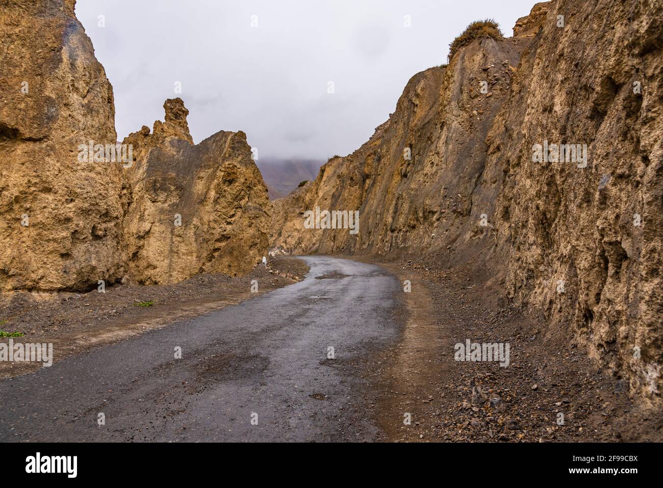Vista dalla strada collinare di montagna Hindustan Tibet strada che viaggia attraverso i pinnacoli sono una forma geologica di ripide colonne di rocce rimaste con il tempo di ghiaccio Foto Stock