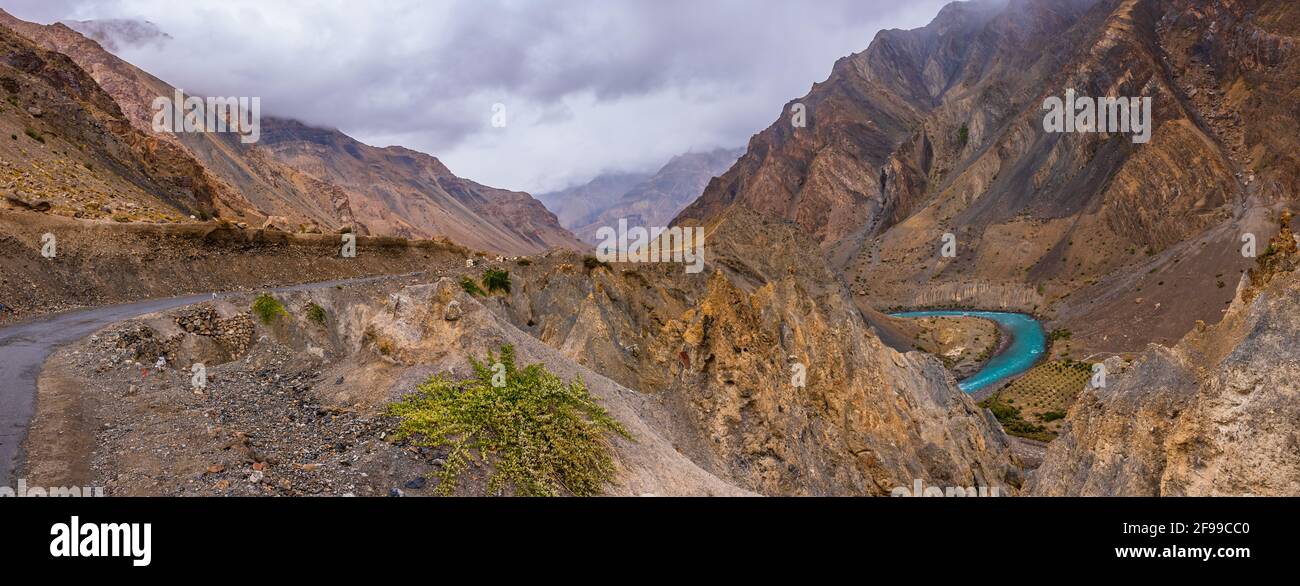 Vista dalla strada collinare di montagna Hindustan Tibet strada che viaggia attraverso i pinnacoli sono una forma geologica di ripide colonne di rocce rimaste con il tempo di ghiaccio Foto Stock