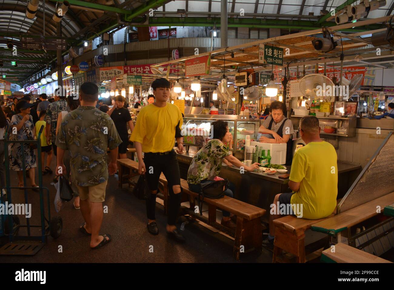 Bancarelle di cibo di strada o meokjagolmok (vicolo del cibo) presso l'enorme e storico mercato di Gwangjang a Jongno-GU, Seoul, Corea del Sud. Foto Stock