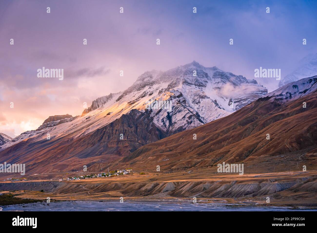 Paesaggio sereno della valle del fiume Spiti e montagne innevate Durante l'alba Kee o monastero chiave vicino a Kaza città in Quartiere Lahaul & Spiti di Himach Foto Stock