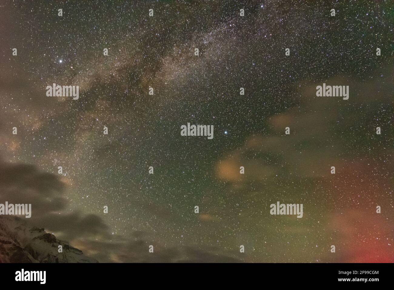 Notte stellata e galassia Via Lattea lunga esposizione sgranata notte sparare a Key Village a Lahaul Spiti, Himachal Pradesh, India. Foto Stock