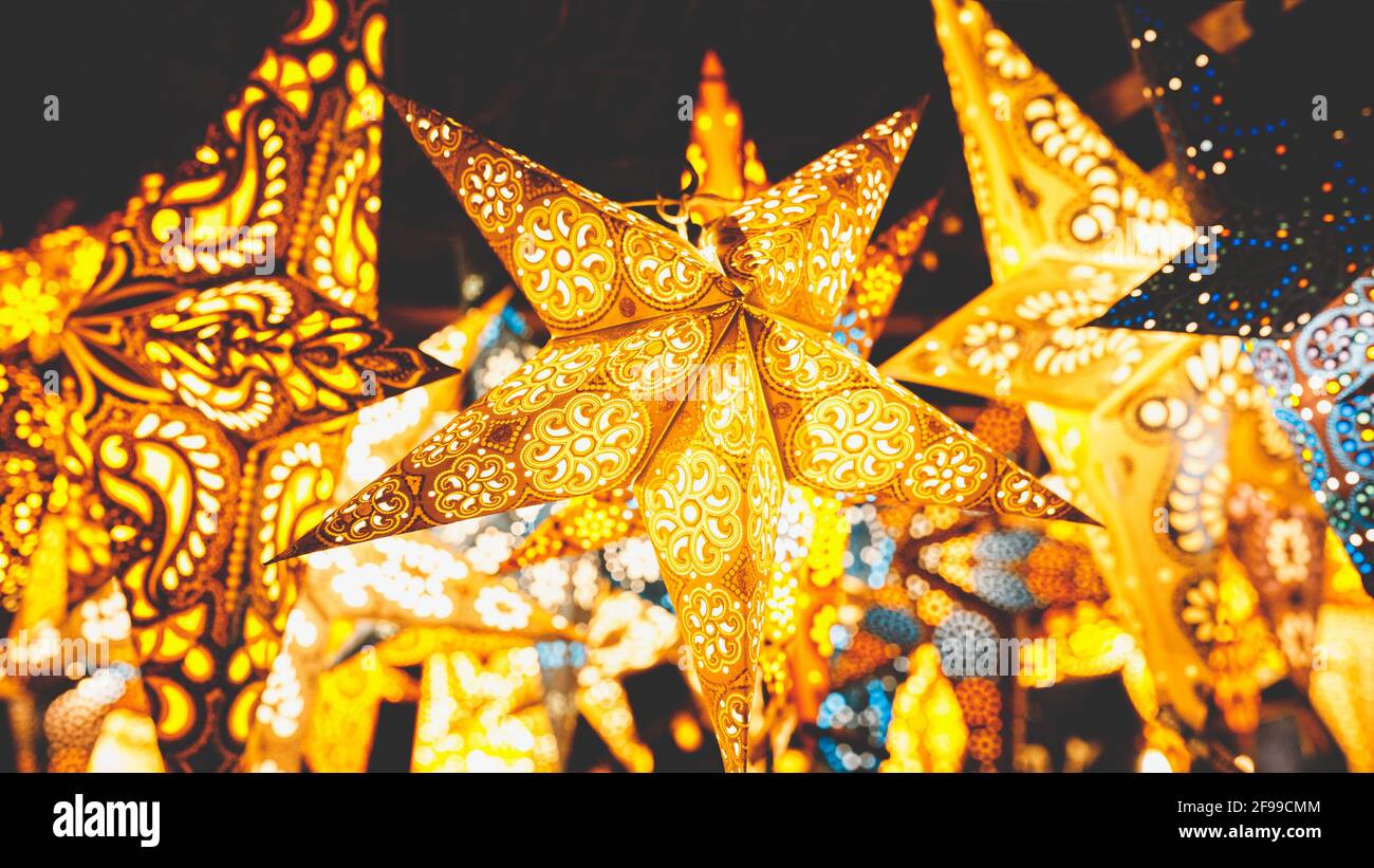 Poinsettias - decorazione sul mercato di Natale Foto Stock