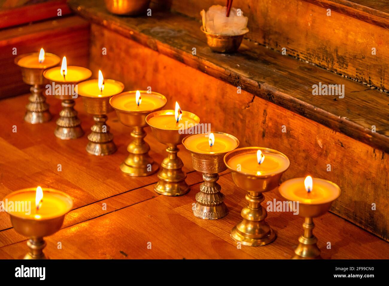 Diya di burro o lampade di ottone conservate nel buddista tibetano I templi e i monasteri sono una caratteristica evidente del buddismo tibetano Nell'Himalaya di Spiti Foto Stock