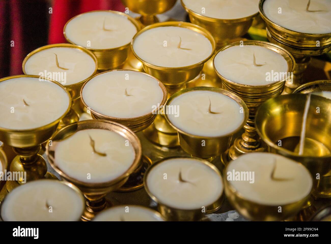 Diya di burro o lampade di ottone usate nei rituali tantrici O come offerta nel buddismo tibetano è caratteristica cospicua di Templi e monasti buddisti tibetani Foto Stock