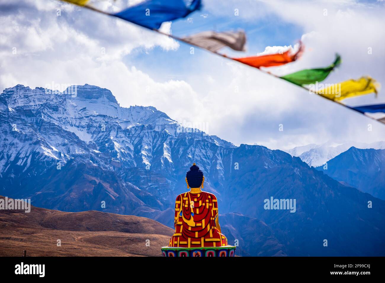 Statua di Buddha che domina la valle del villaggio di Langza kaza, Spiti, Himachal Pradesh, India. Langza Village è famoso per i fossili di animali marini e Foto Stock