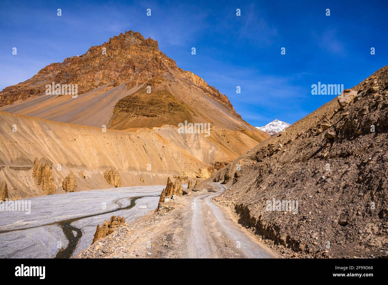 Vista dalla strada collinare di montagna che viaggia verso il lago Chandratal attraverso i pinnacoli sono una forma geologica di ripide colonne di rocce rimaste da ghiaccio weatherin Foto Stock