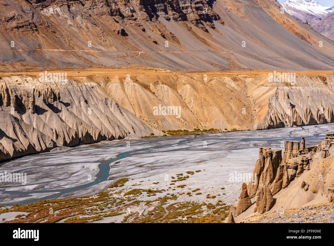 I pinnacoli sono una forma geologica di ripide colonne di rocce lasciate da vento, acqua, agenti atmosferici di ghiaccio e erosione di roccia molle lasciando colonne di roccia dura s. Foto Stock