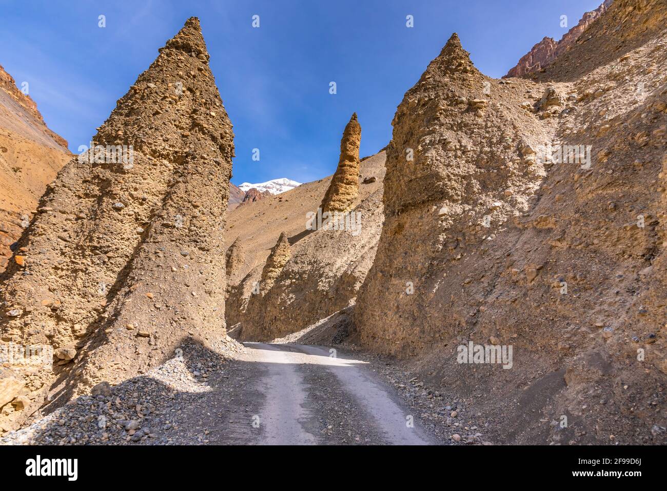 Vista dalla strada collinare di montagna che viaggia verso il lago Chandratal attraverso i pinnacoli sono una forma geologica di ripide colonne di rocce rimaste da ghiaccio weatherin Foto Stock