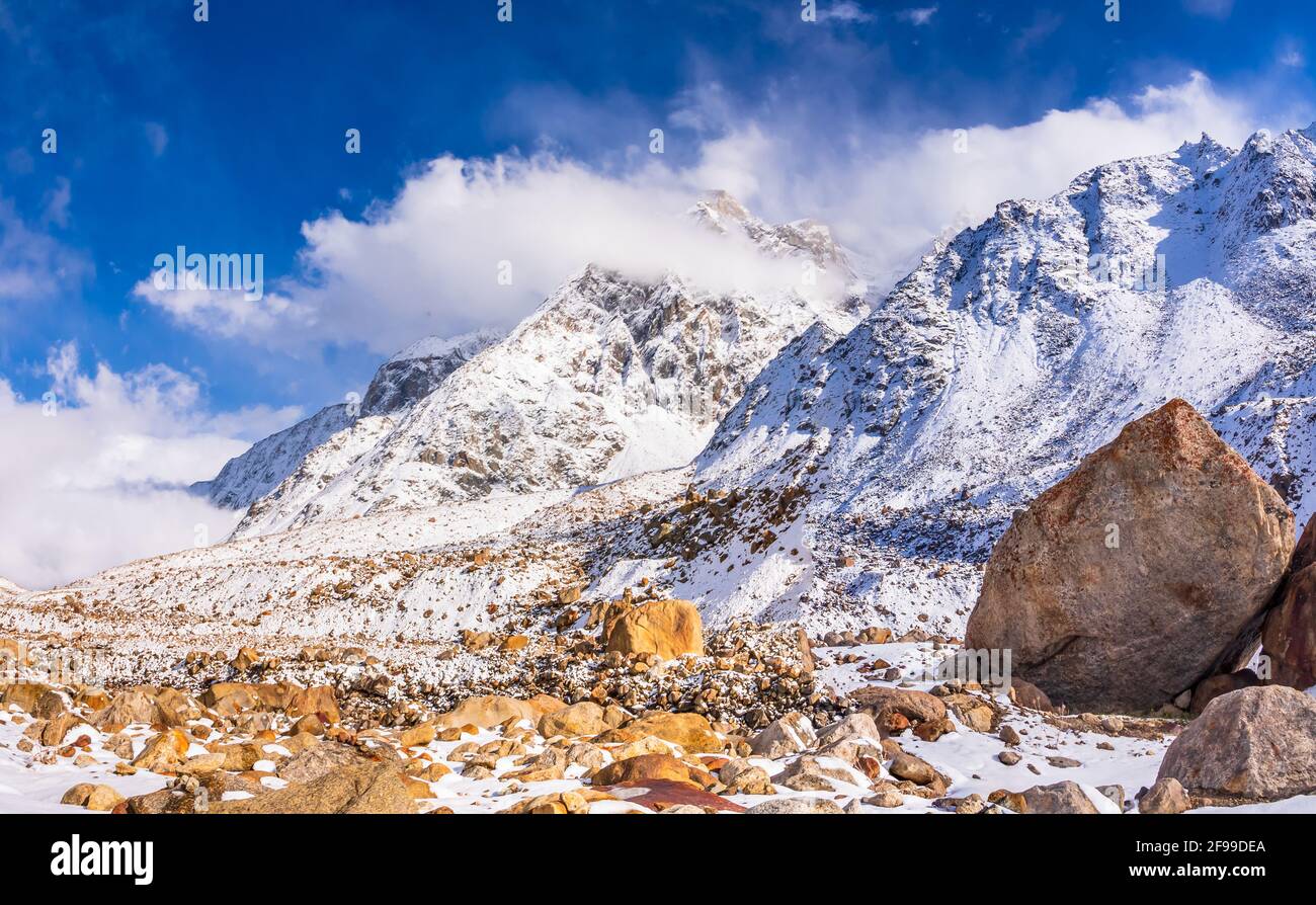 Neve coperta bellissimo paesaggio della valle del fiume Chandra in Spiti durante l'inverno. Spiti significa 'la Terra di mezzo' è un freddo deserto di montagna valle locat Foto Stock