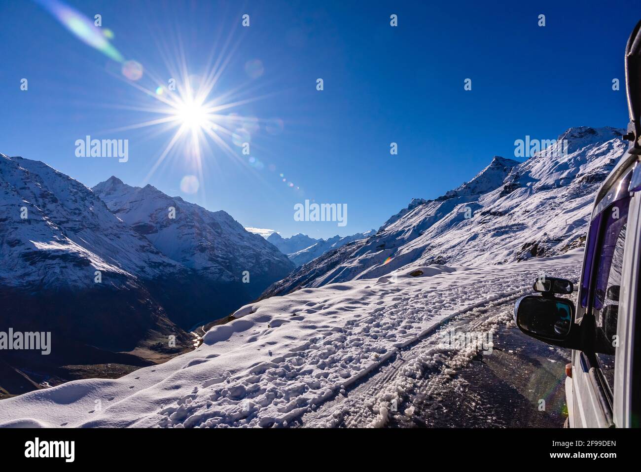 Vista affascinante durante il tragitto verso il passo innevato Rohtang sull'autostrada leh Manali, Himachal Pradesh, India. Foto Stock