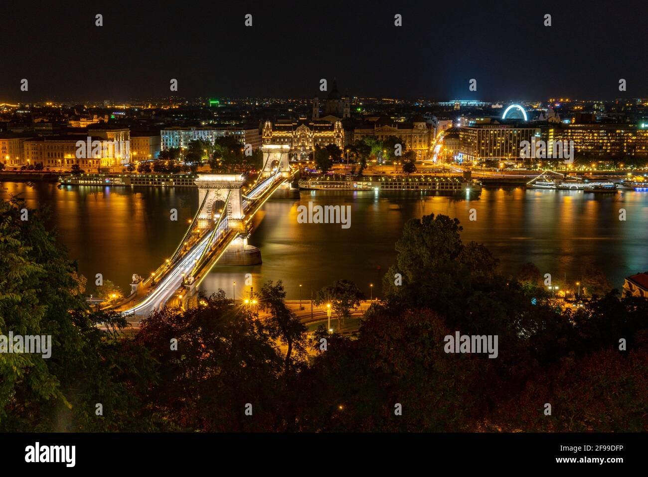 Ponte a catena sul Danubio a Budapest, Ungheria Foto Stock