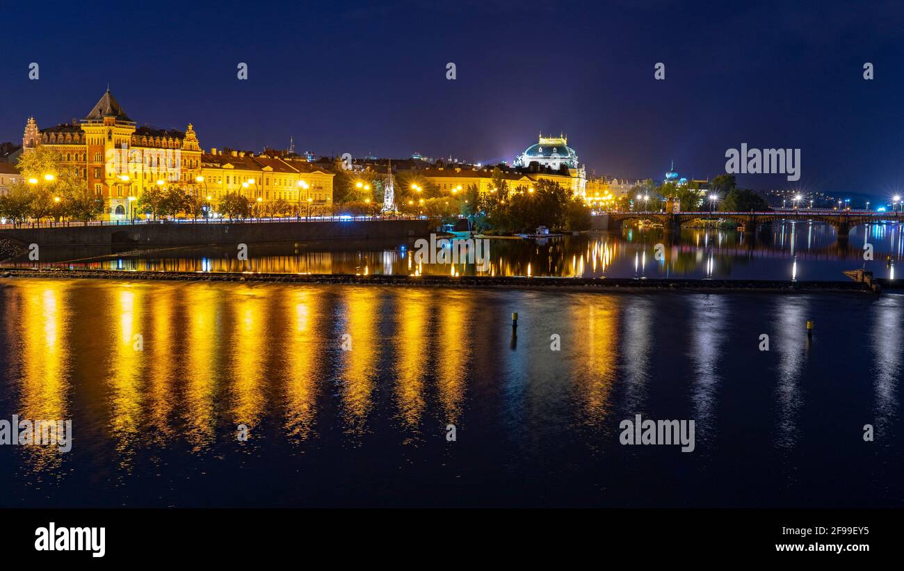 Centro di Praga con la riva del Danubio visto dal Ponte Carlo, Repubblica Ceca Foto Stock