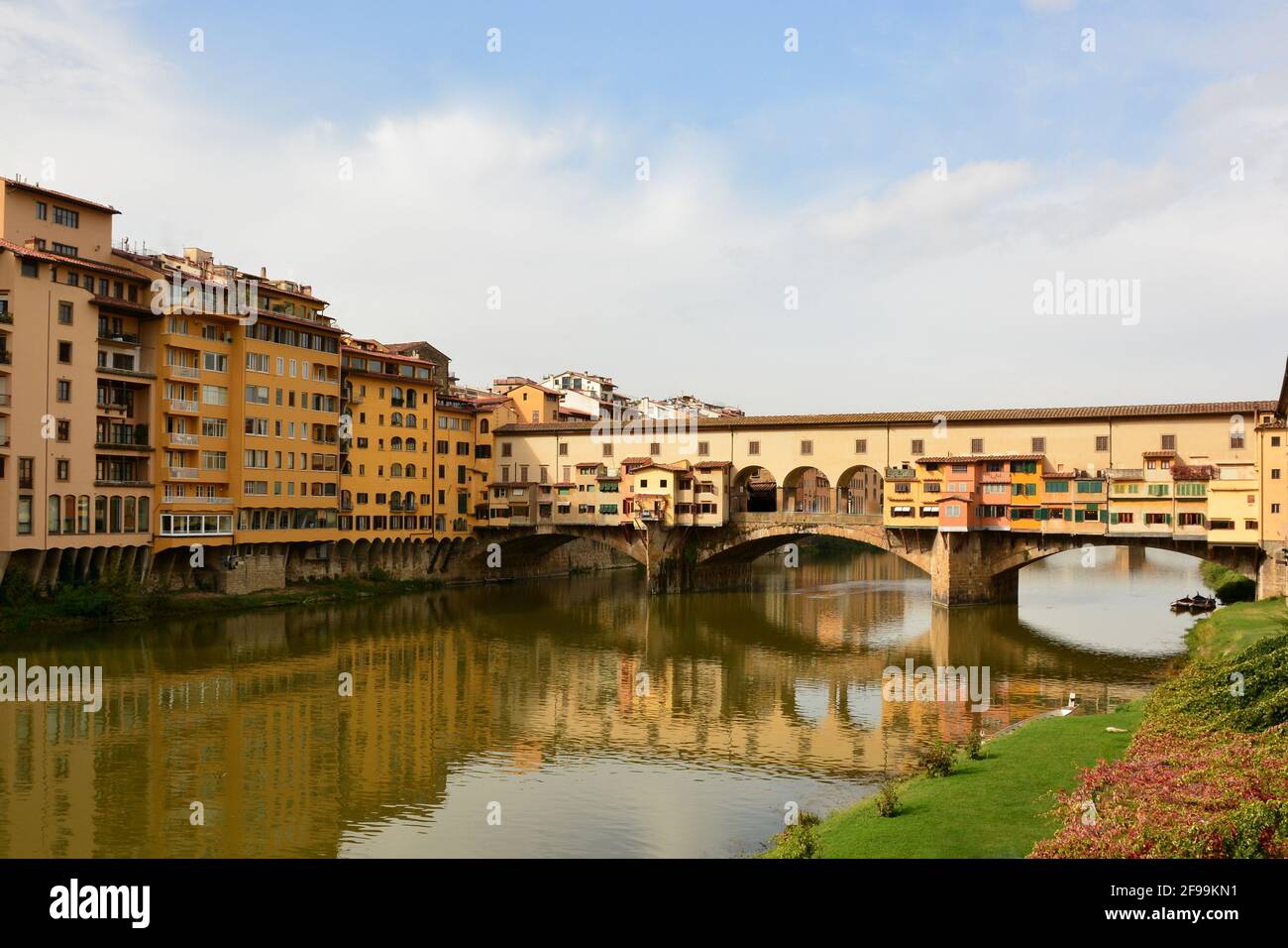 Italia, Firenze, il Ponte Vecchio è sia ponte, strada pedonale e centro commerciale, risale al XIV secolo, attraversa il fiume Arno. Foto Stock