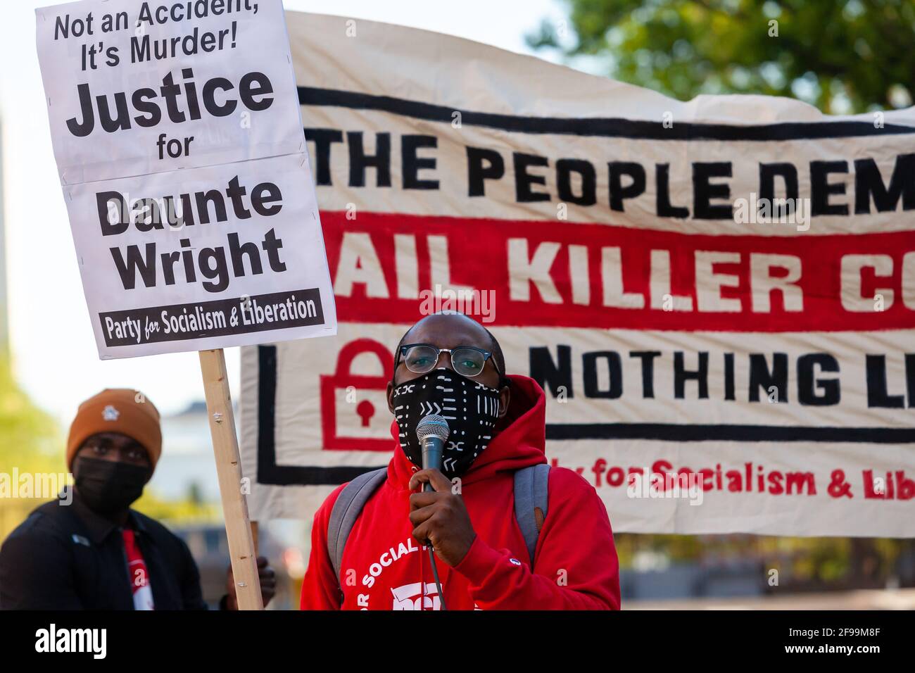 Washington, DC, USA, 16 aprile 2021. Nella foto: Protesta per la giustizia di Daunte Wright e di altre persone nere uccise dalla polizia a Black Lives Matter Plaza, di fronte alla Casa Bianca. Il rally chiese giustizia anche a Dominique Williams e James Johnson, due uomini uccisi da un ufficiale di polizia del Pentagono fuori servizio e fuori giurisdizione. Credit: Alison C Bailey/Alamy Live News Foto Stock