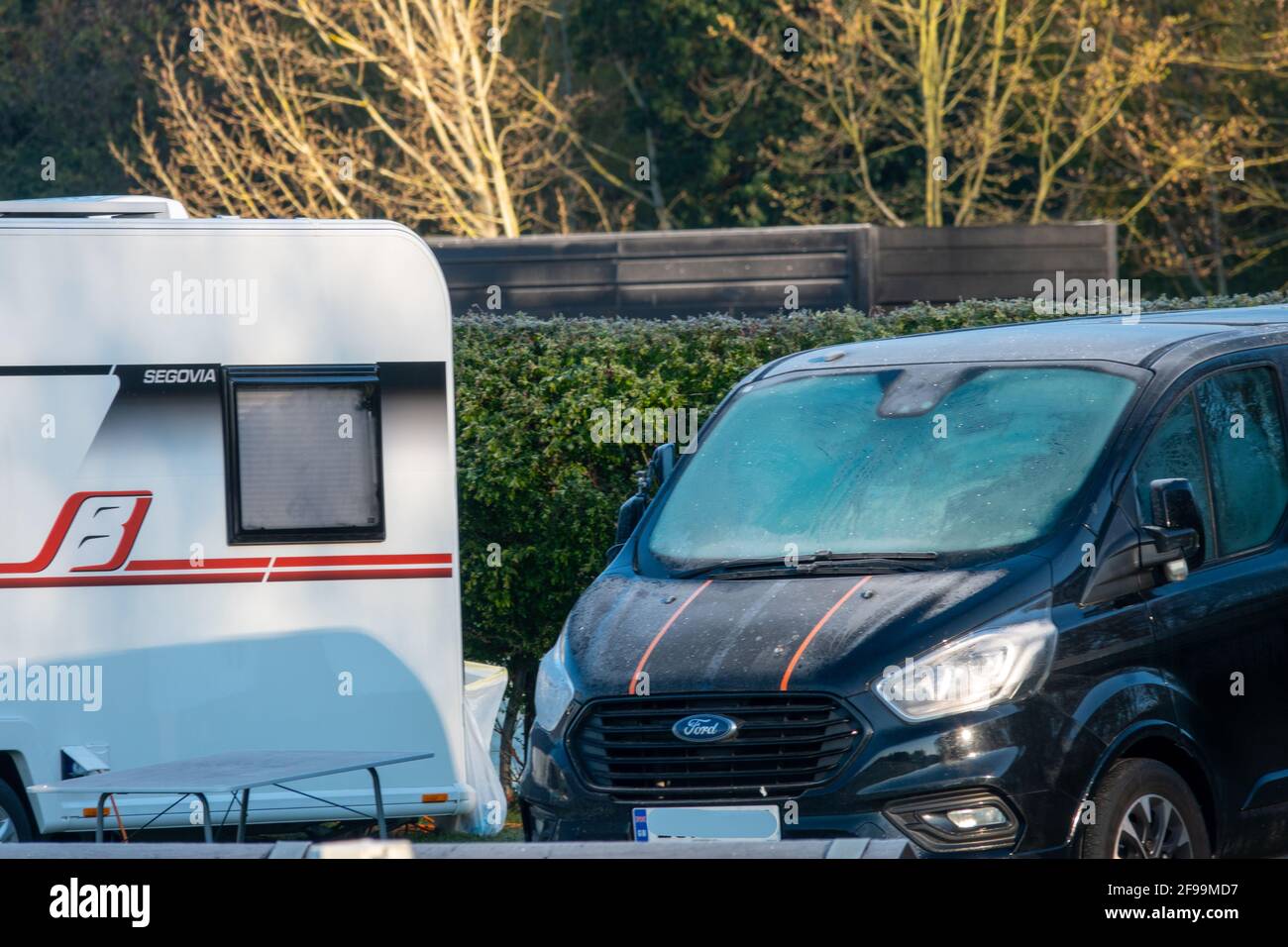 Henlow Bridge Lakes, Bedfordshire, Regno Unito. 17 aprile 2021. Una mattina gelida e brillante per questi staycaaders caravan e motociclisti con temps sotto zero il primo fine settimana di distanza, dal blocco regole sono stati alleviati la scorsa settimana. Credit: Mick Flicynn/Alamy Live News Foto Stock