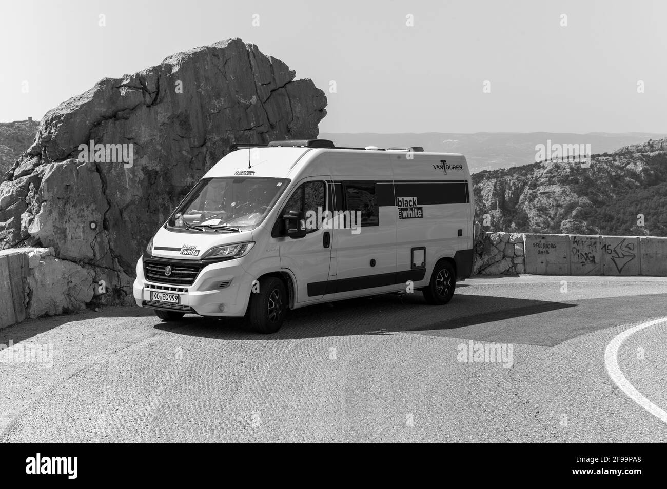 Motorhome / Van 'Vantourer Nero e Bianco' di fronte spettacolare ambiente naturale Foto Stock