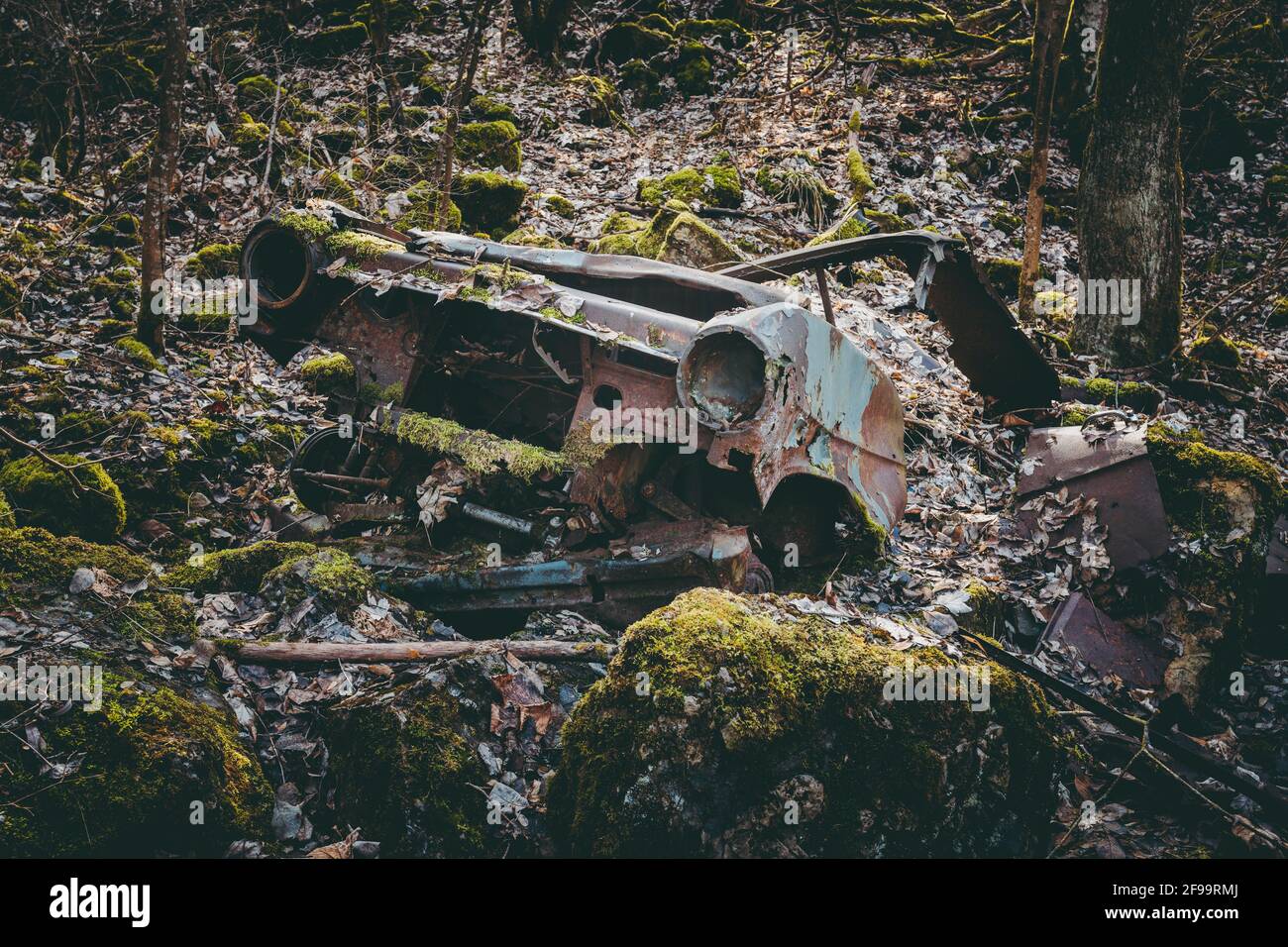 Auto vecchia, cimitero auto, rottami di metallo, foresta, Baden-Wuerttemberg, Germania, Europa Foto Stock