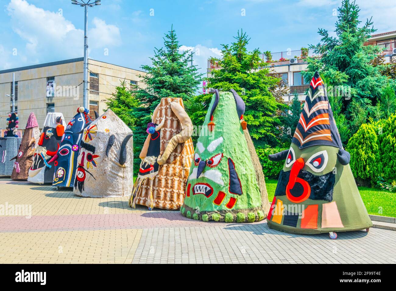 KAZANLAK, BULGARIA, 4 GIUGNO 2017: Maschere spaventose che decorano la piazza principale durante il famoso festival delle rose a Kazanlak, Bulgaria Foto Stock