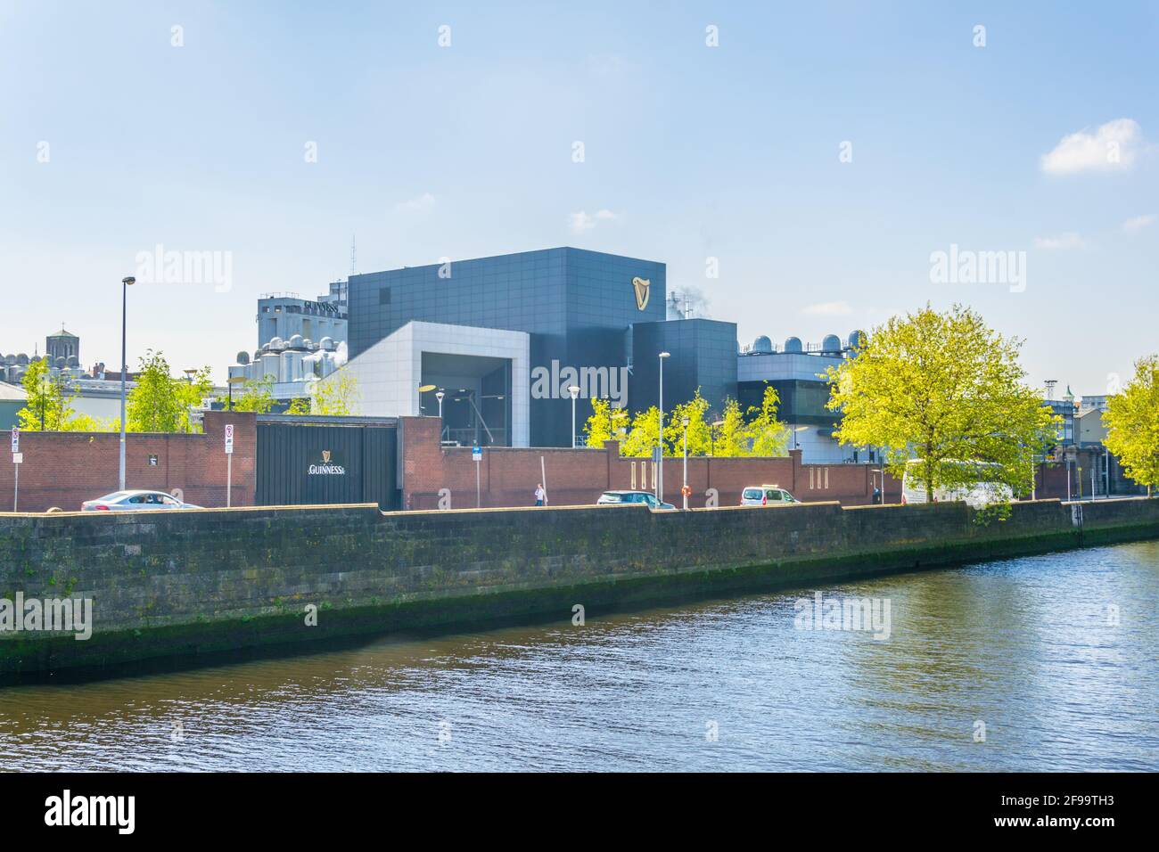 DUBLINO, IRLANDA, 9 MAGGIO 2017: Vista della fabbrica di birra Guinness sul fiume Liffey a Dublino, Irlanda Foto Stock