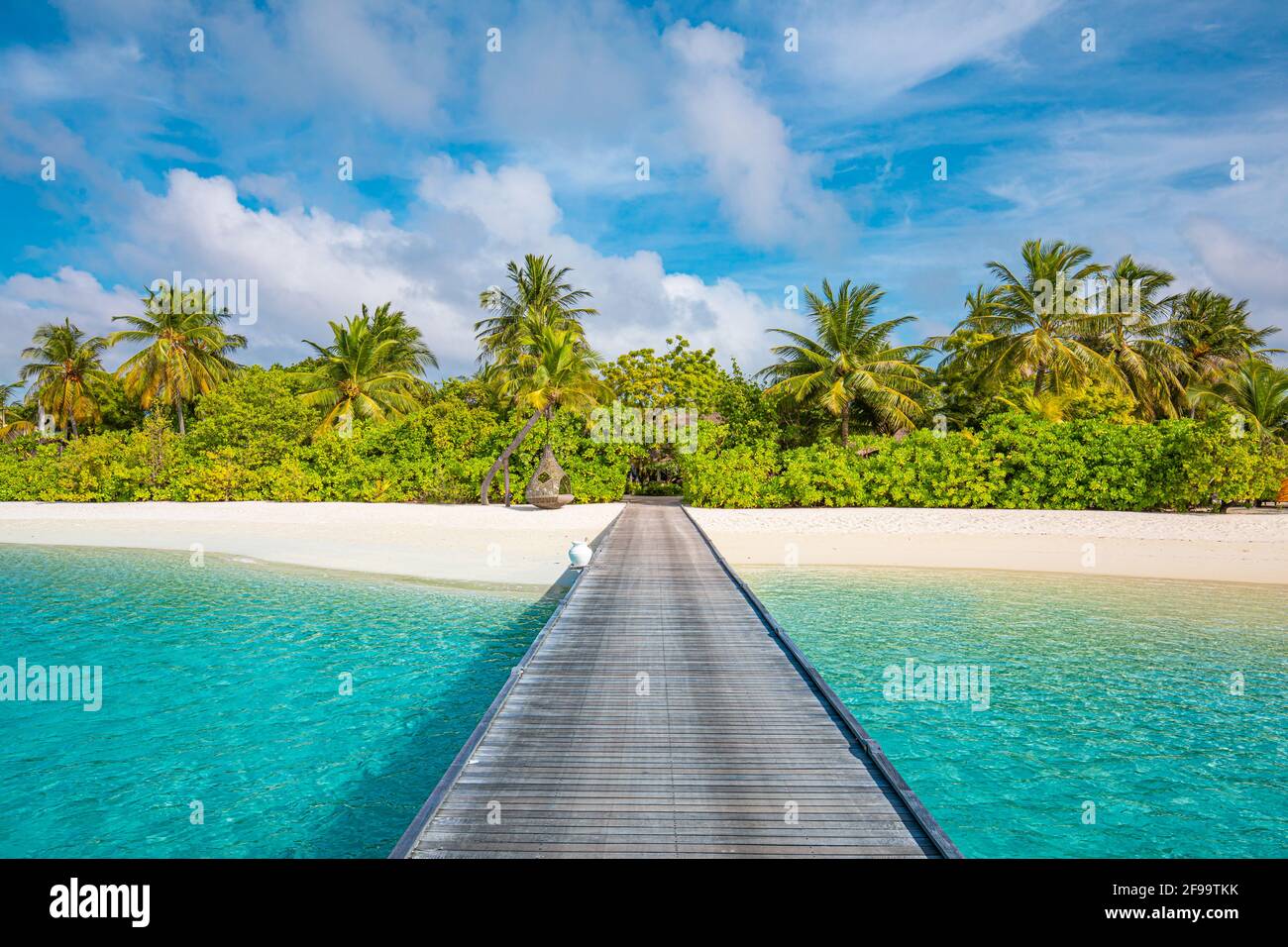 Maldive isola, resort di lusso, molo in legno in paradiso spiaggia. Splendido cielo e nuvole palme sfondo per vacanze estive, in viaggio Foto Stock