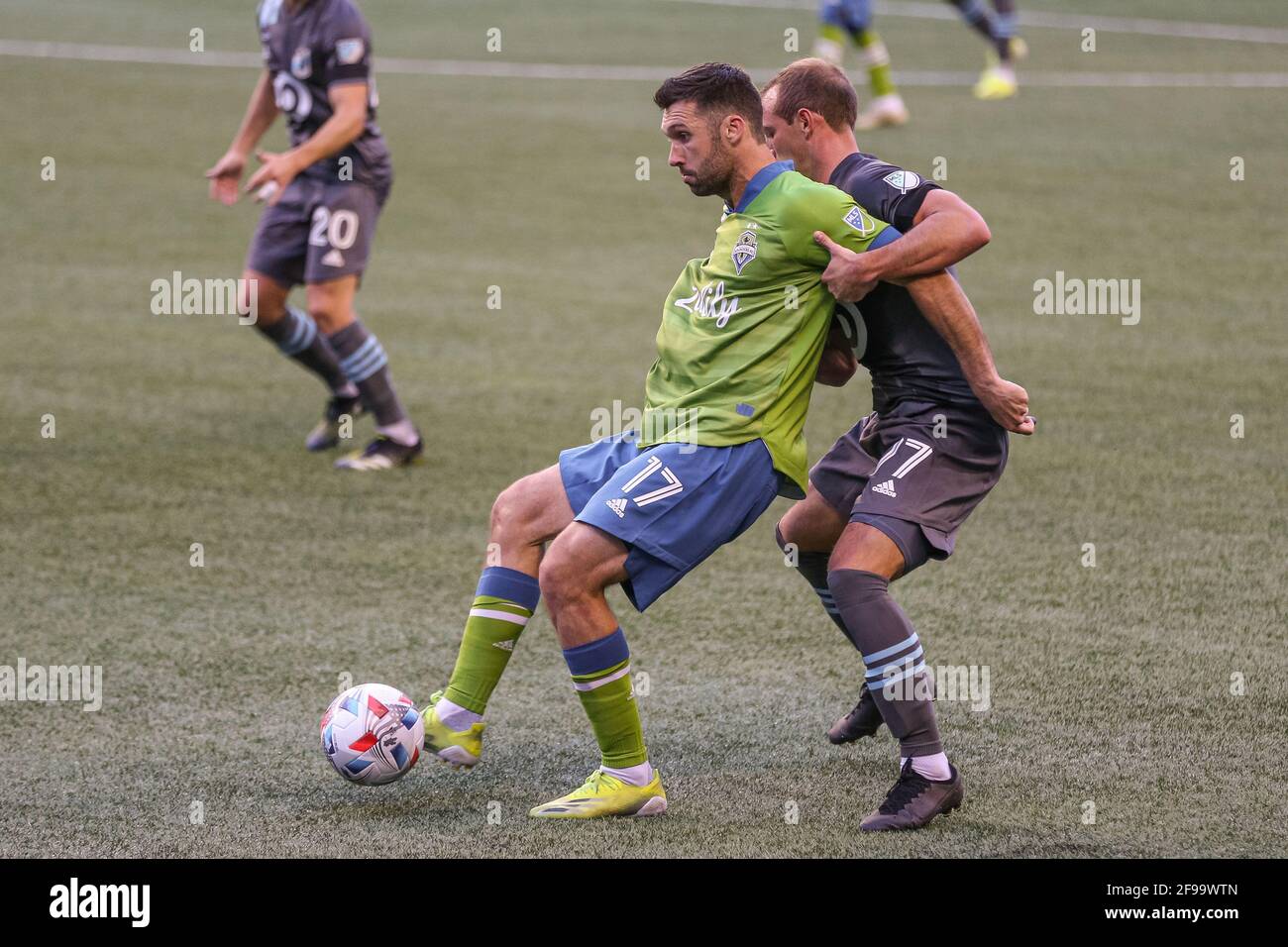 Seattle Sounders FC difensore sarà Bruin (17) battaglie per il Palla contro il difensore del Minnesota United FC Chase Gasper (77) durante La prima metà di una M Foto Stock