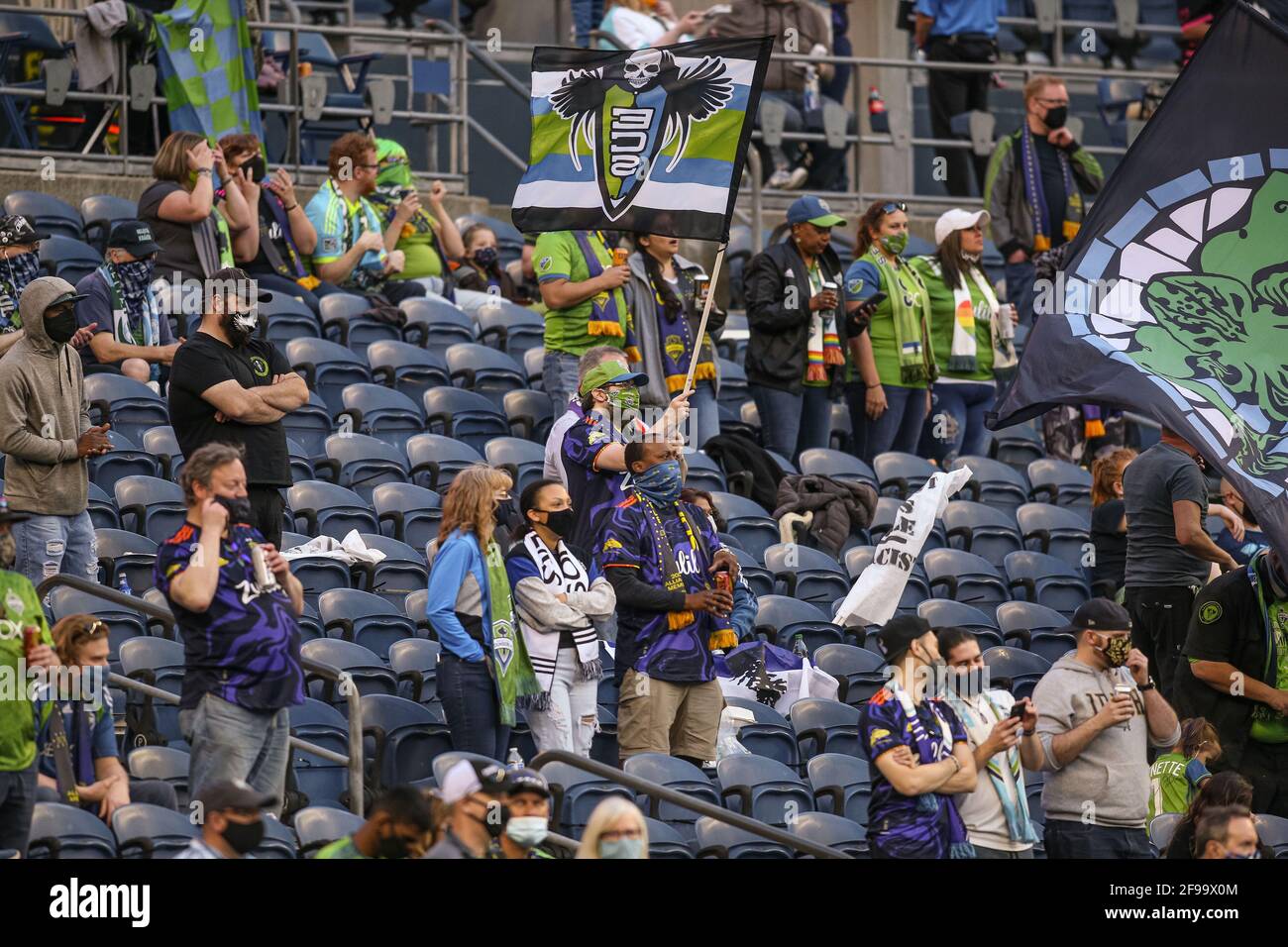 I sostenitori di Emerald City durante la prima metà di una partita MLS tra il Seattle Sounders FC e il Minnesota United FC a Lumen Field, venerdì, apertura Foto Stock